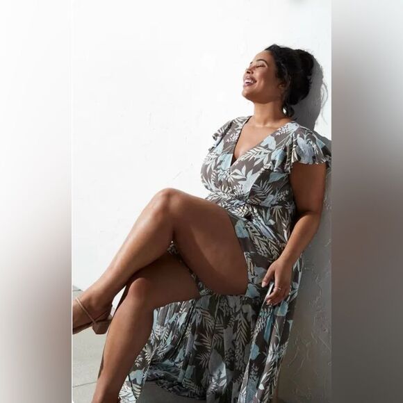 Torrid Maxi Dress sz 1 Floral Soft V-Neck Romper Ruffle Sleeve Coastal Vacation - Picture 3 of 14